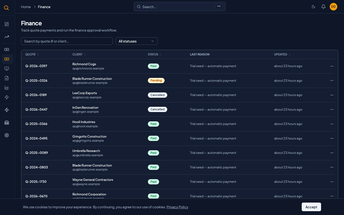 El panel de finanzas que muestra todos los pagos con sus estados, nombres de cliente, fechas y menús de acción